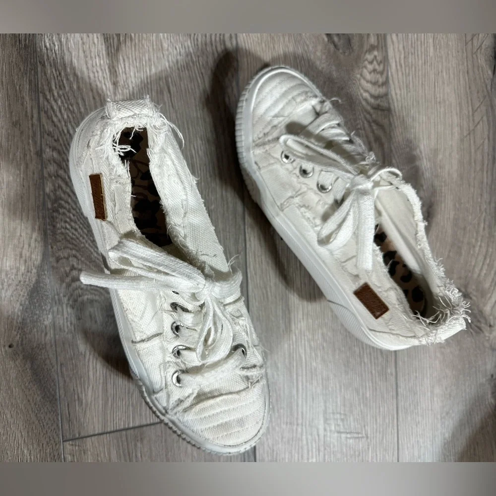 BLOWFISH Malibu Woman’s White Canvas Distressed Sneakers 6.5 - Picture 2 of 8